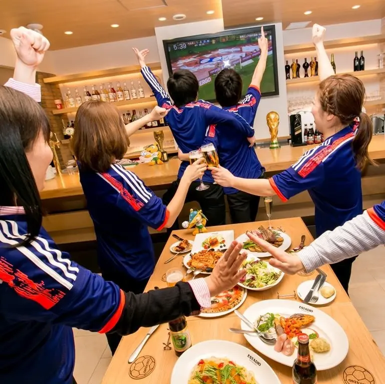 【梅田×スポーツバー】KAMOプロデュース『ESTADIO』の大型スクリーンでサッカー観戦！