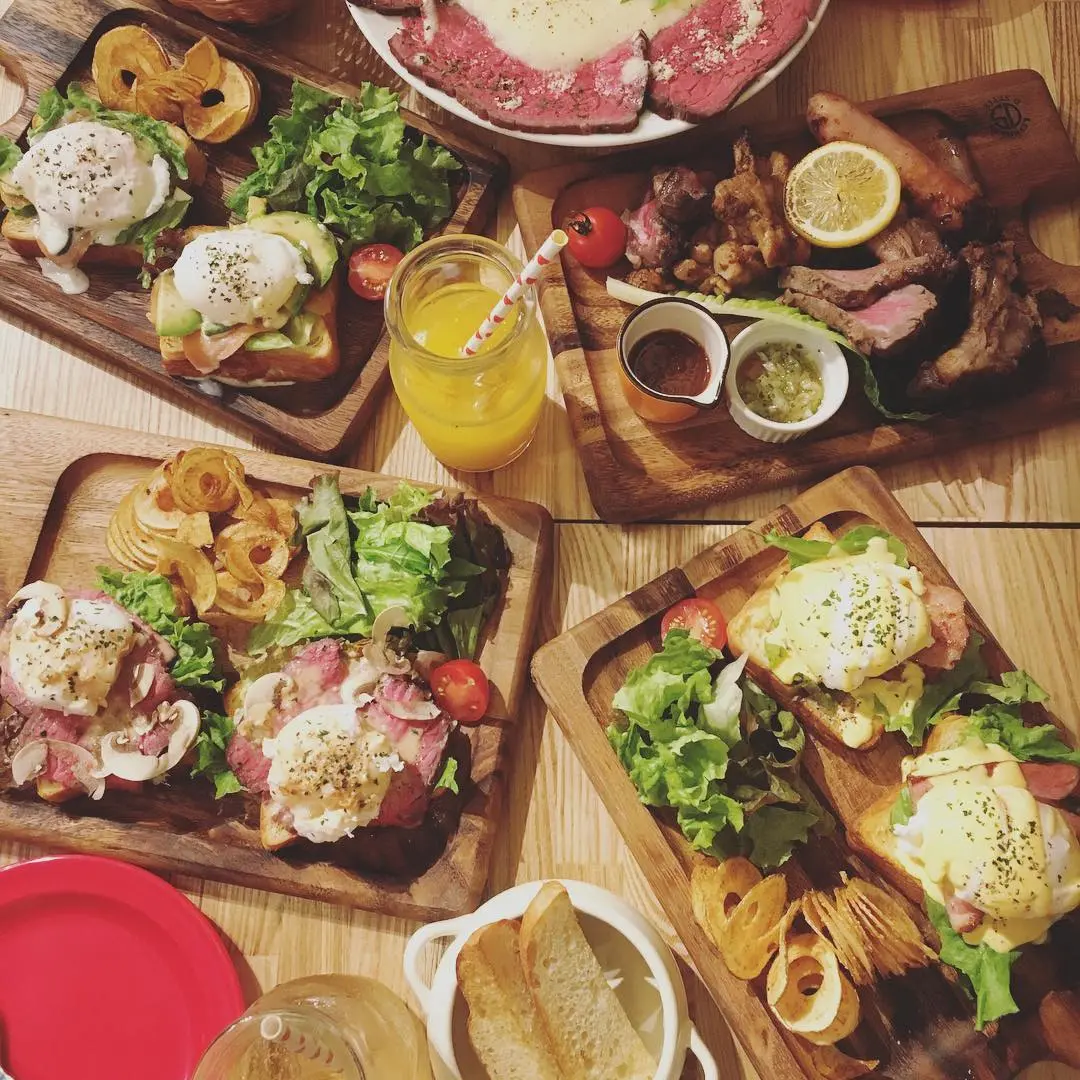 【東通り×肉料理】話題のグランピングを表現した『Meat Camp』で肉ランチ!!