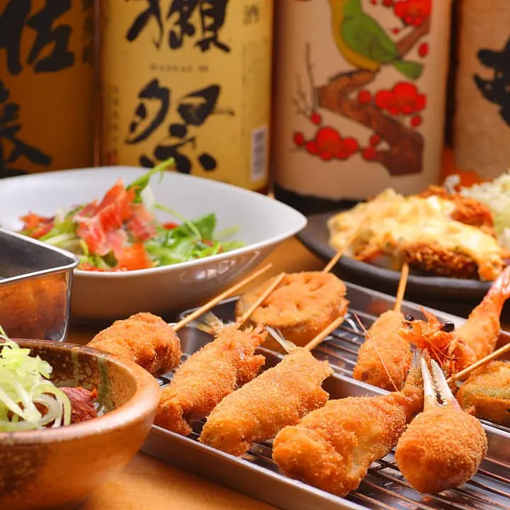 【なんば×串カツ】中央市場で仕入れた揚げたてサクサク串カツを『串カツ専門店 心斎橋カラッと』で楽しむ。