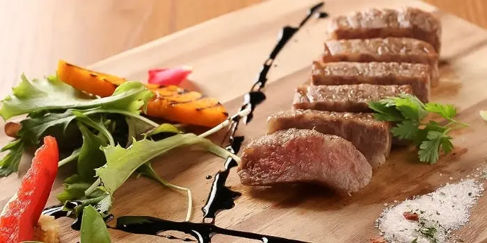 【なんば×肉】木と緑に囲まれたデザイナーズ空間『THE WALL』で優雅なグルメタイム