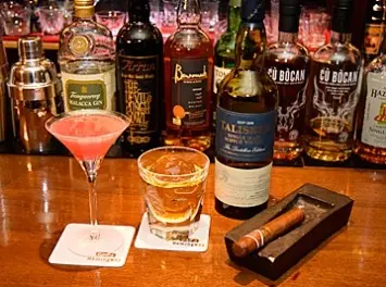 【神戸×バー】バーデビューにもおすすめの『PaPa Hemingway』で美味しいお酒を。