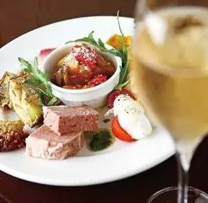 【神戸×ワイン】立ち飲みワインとスペイン料理の『カサ・ペケーニョ』で美味しさと少しの一期一会を。