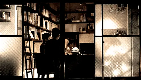 【神戸×バー】本に囲まれた空間で共通の趣味を共有できる出会いがある『書庫バー』