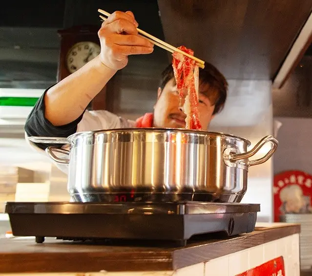 【なんば×焼肉】レトロ空間でホルモンを楽しむ『昭和ロマンス酒場 難波中店』