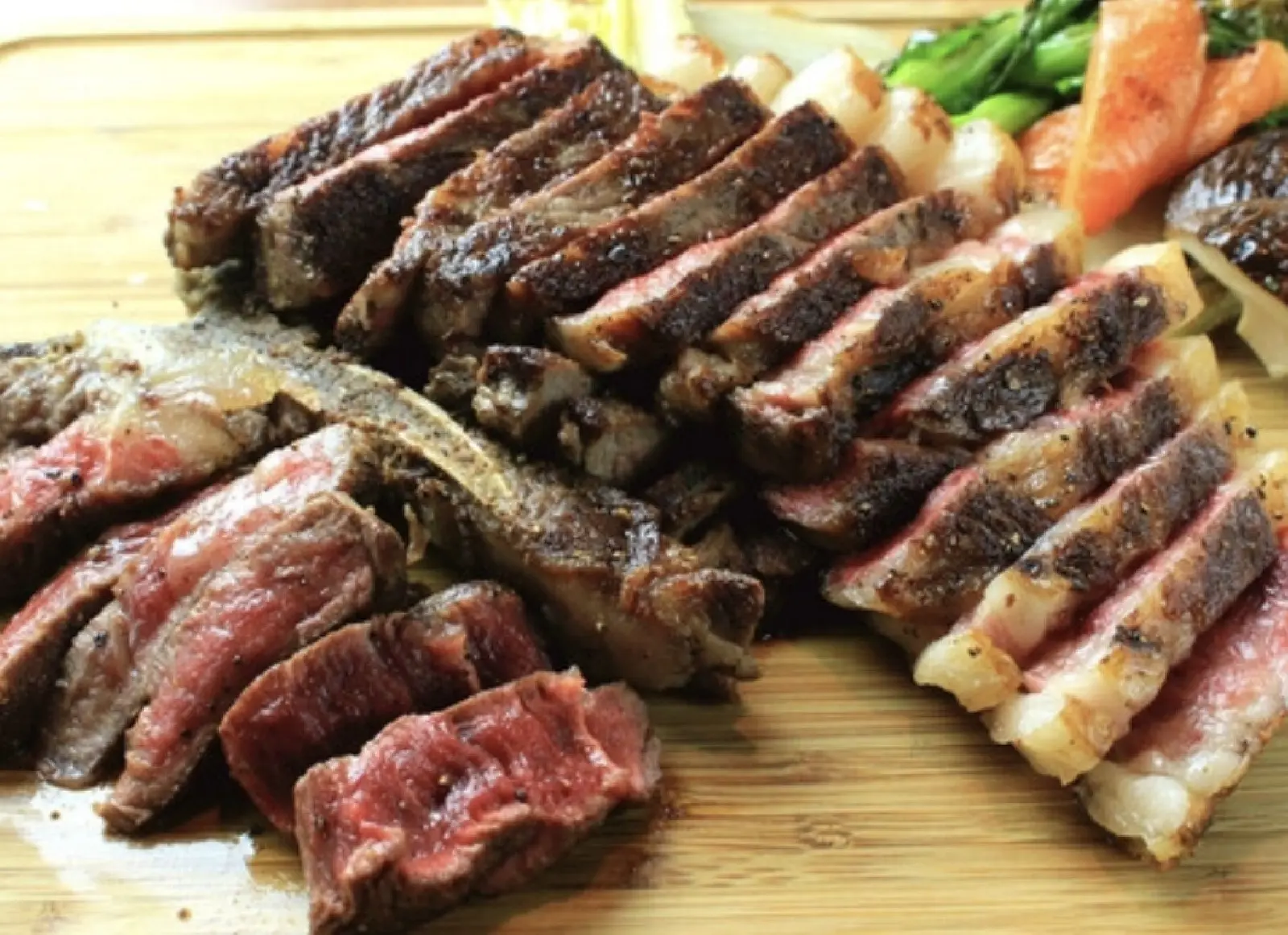 【難波×バル】厳選ワイン１００種と自家製燻製＆イタリアンが楽しめる下町の名店 "トレ・ビアンド"