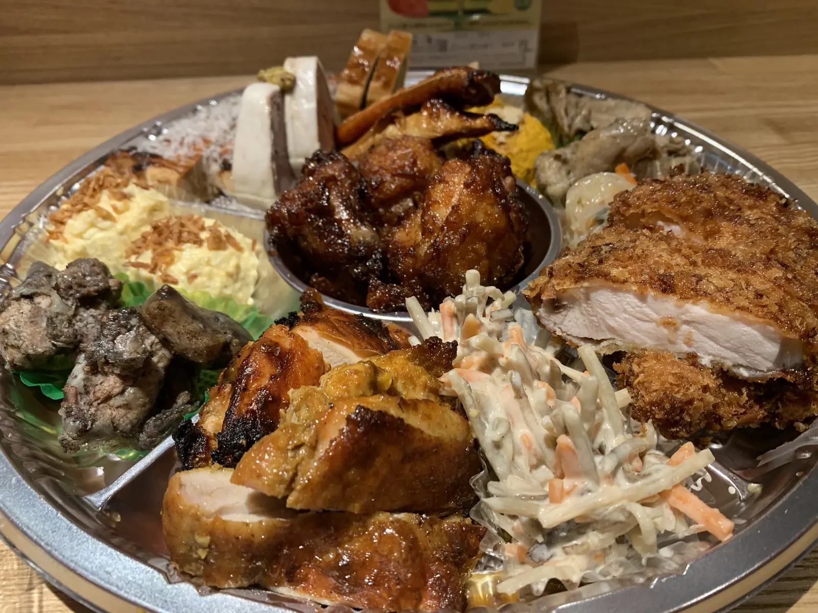 【難波×創作手料理】イタリアンベースの炭焼き、藁焼きの手料理の味がほっこりする「ムカカ」