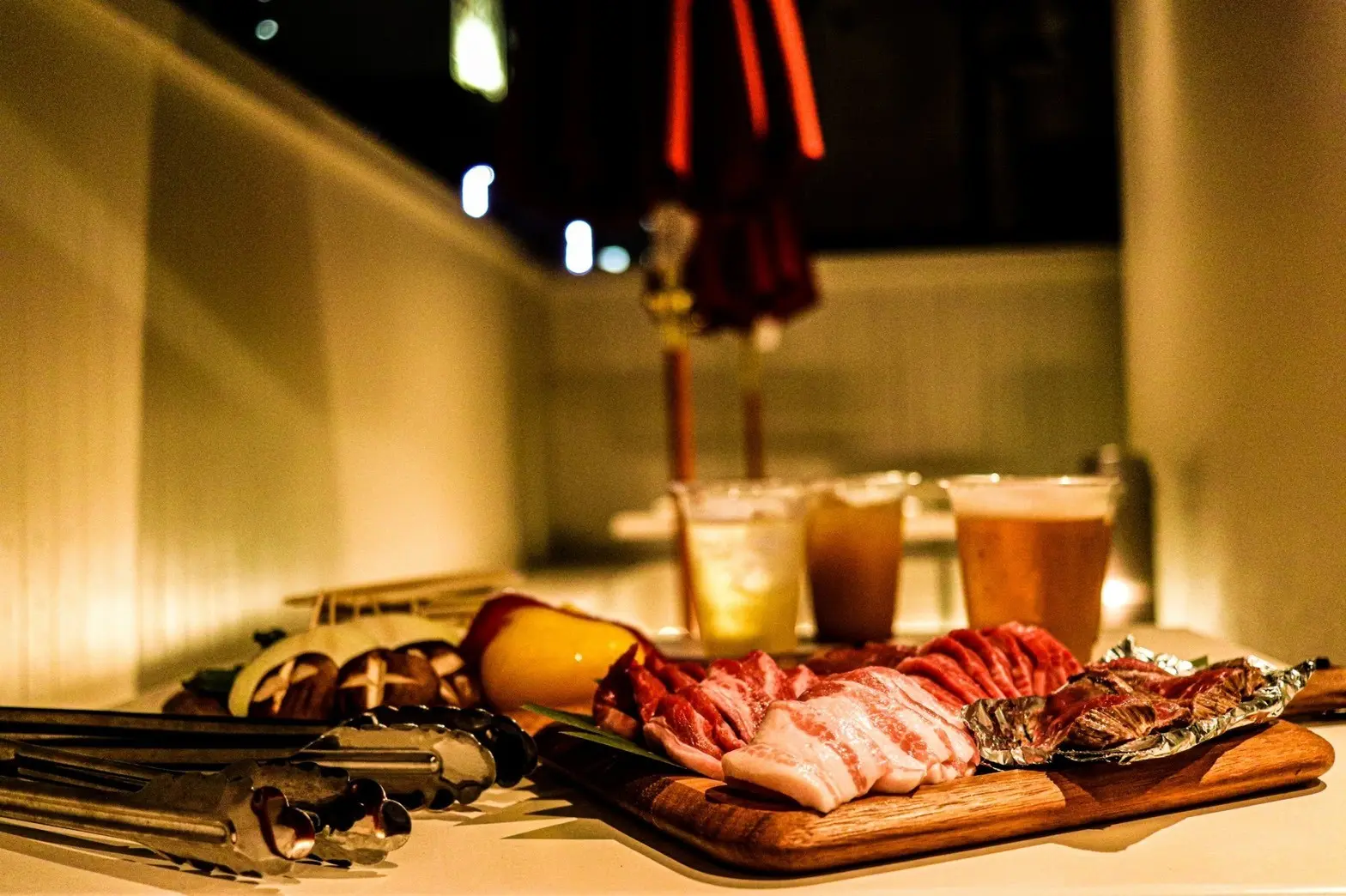 テラスのテーブルでBBQの料理