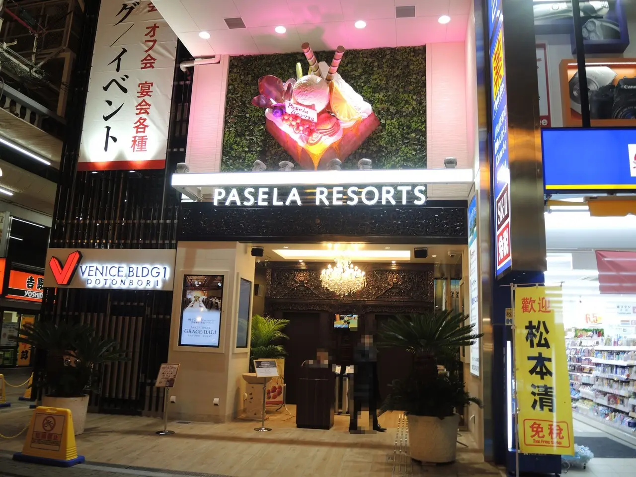 スリーモンキーズカフェ なんば道頓堀店 入口
