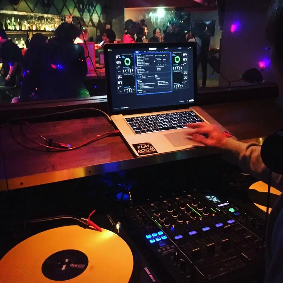 DJ