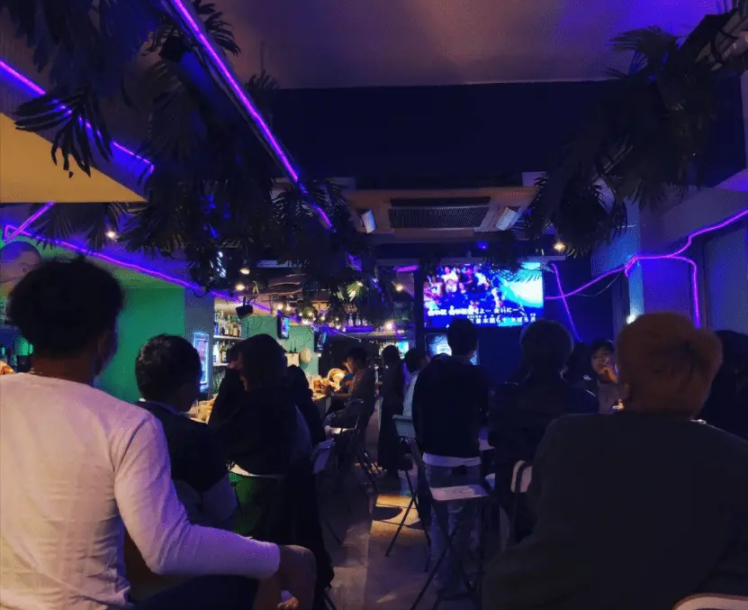 バズ 店内
