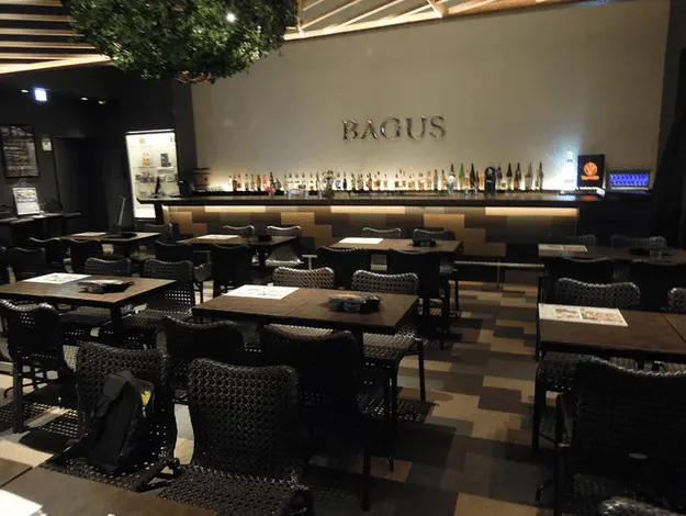 バグース 店内