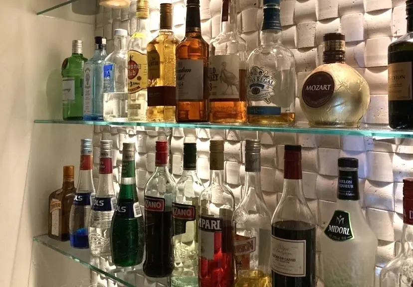 壁に並ぶお酒のボトル