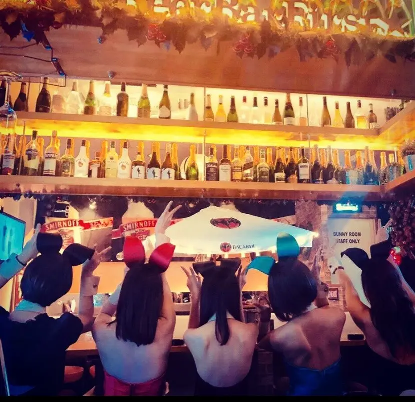 BEER BAR Firstのバーに並ぶ女の子の背中
