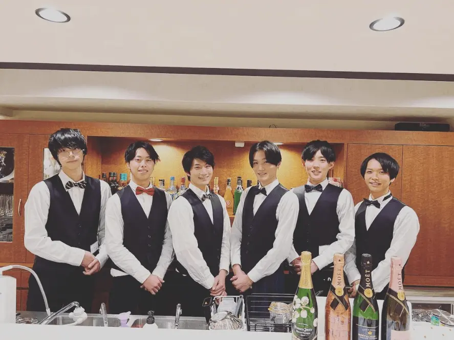 バーテンダーの格好をした男の子