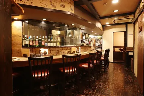 絢鶏 店内