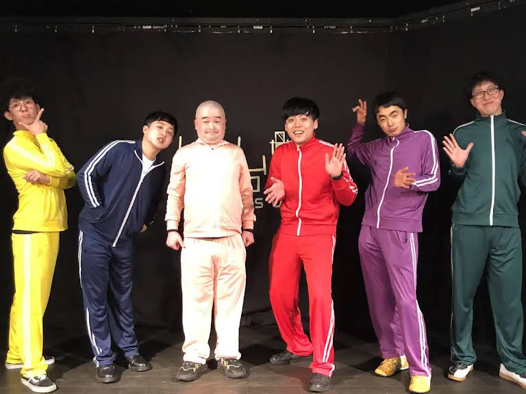 ステージに立つ芸人達