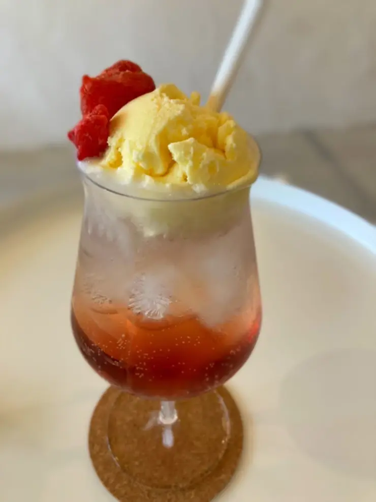 イチゴ味のクリームソーダ