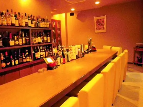 落ち着いた雰囲気のバー店内