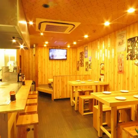 鉄板お好み焼きくらはち 店内