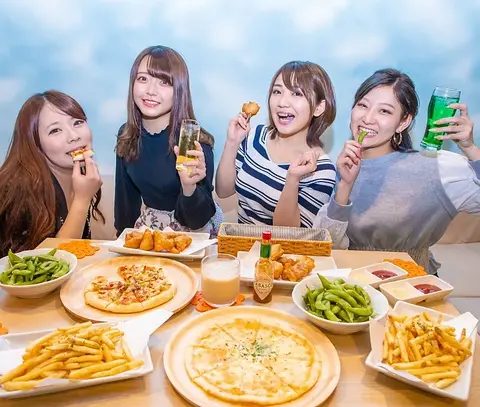 豊富なフードを食べている様子