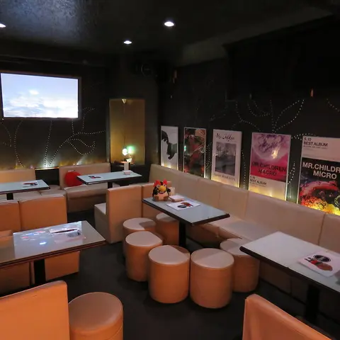 Saloon bar 白檀 店内