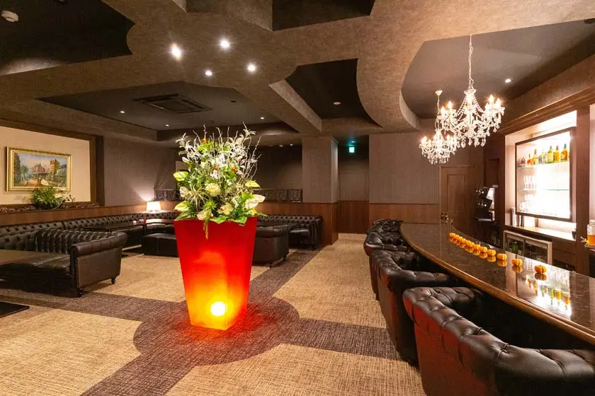 ラグジュアリーなバーの店内