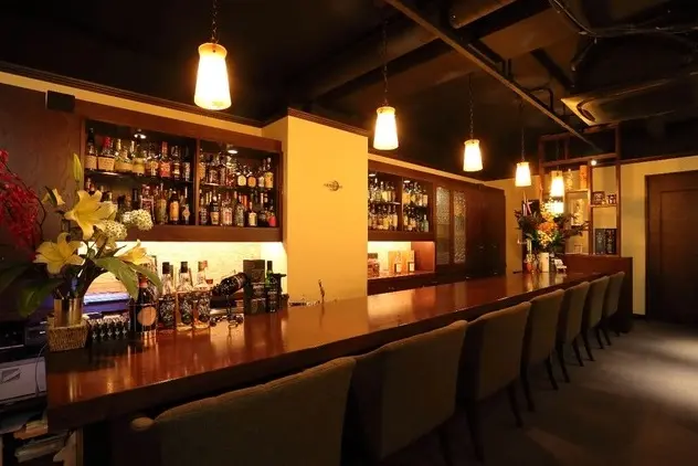 BAR MOON-SHINER 店内