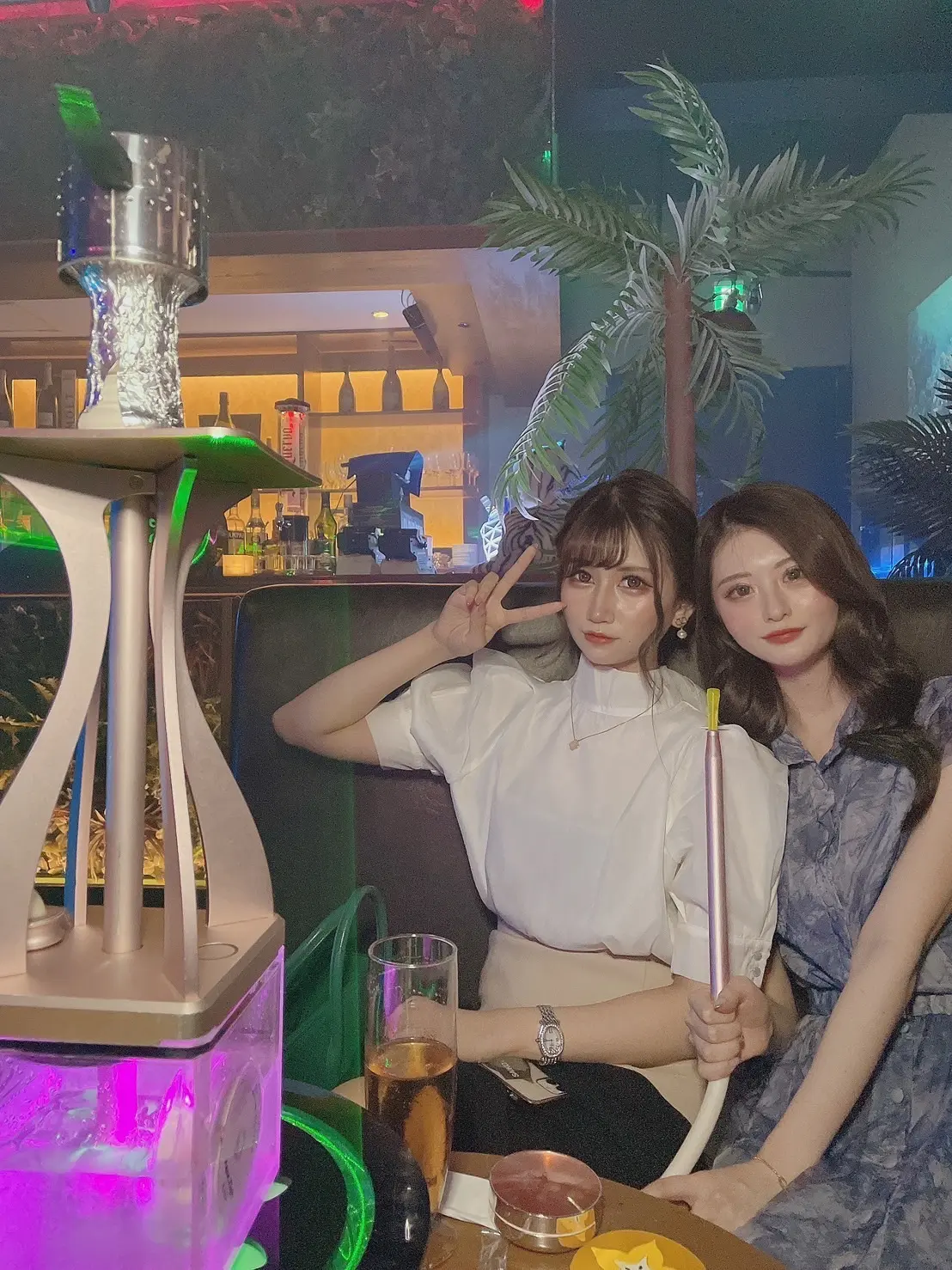 店内でシーシャを吸ってる女性