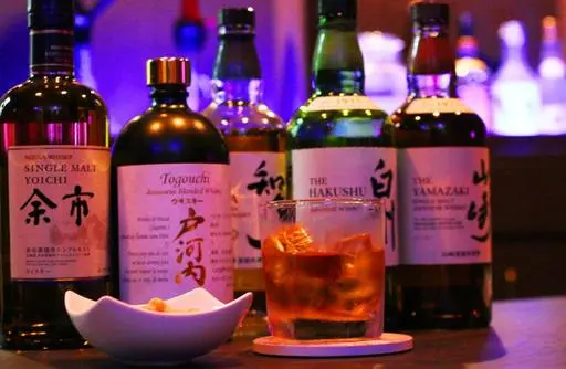 並んだウイスキーの瓶