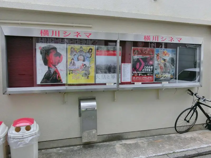 上映映画のポスターが並ぶ