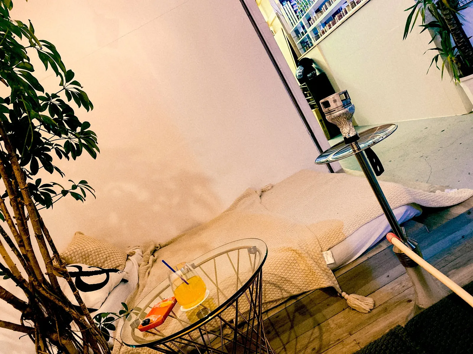 店内のシーシャとドリンク