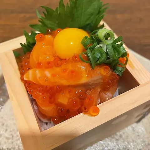 サーモンといくらのこぼれユッケ
