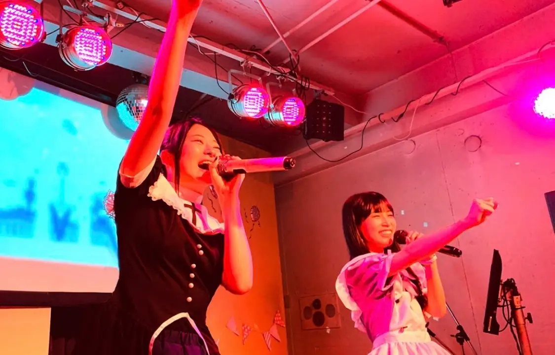 ステージで歌う女性
