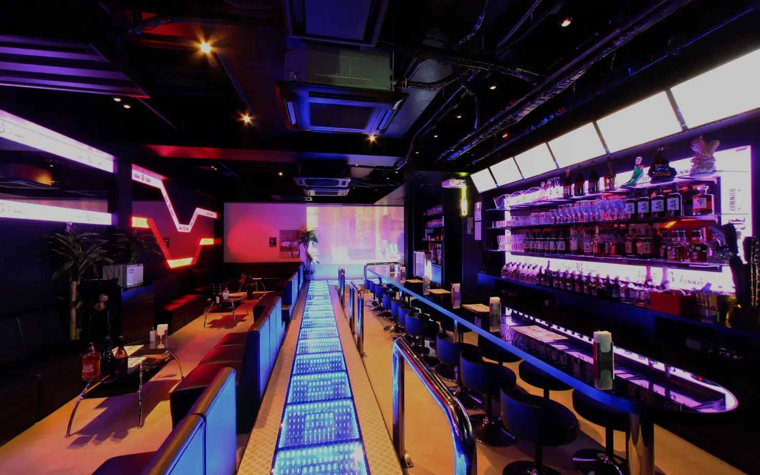 BEEA BAR FLAMINGO 店内
