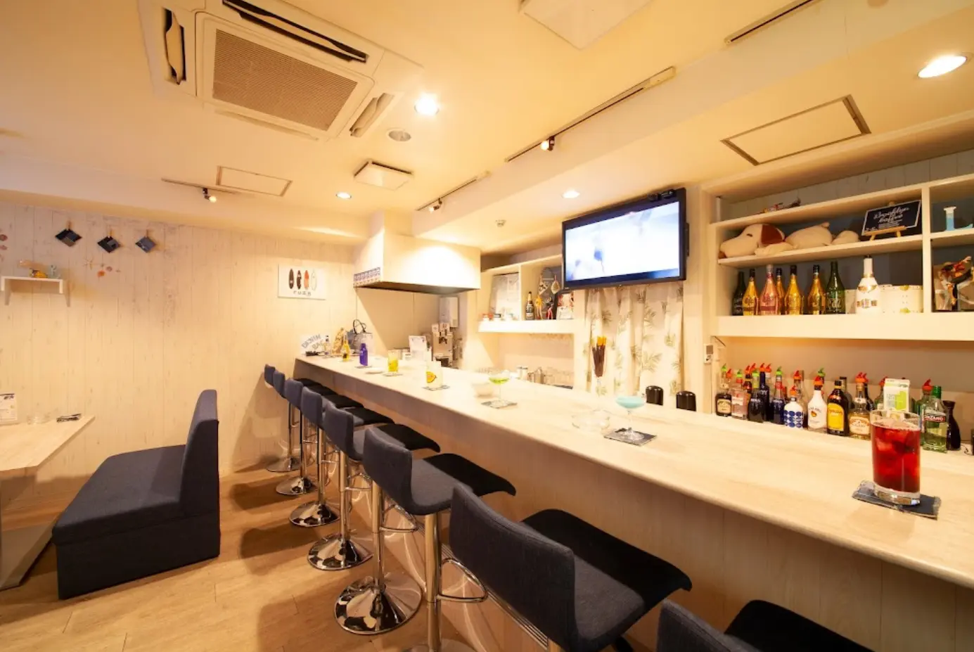 Bar Laule'a(バーラウレア) 店内