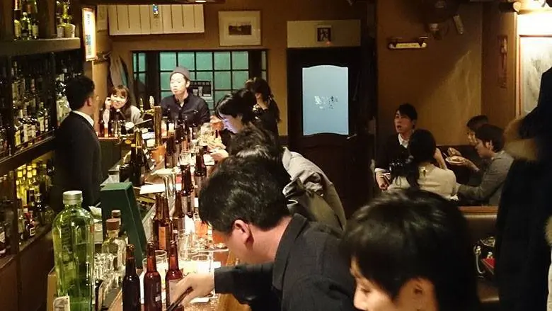 にぎやかな店内