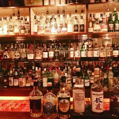 たくさんのお酒が陳列されている店内