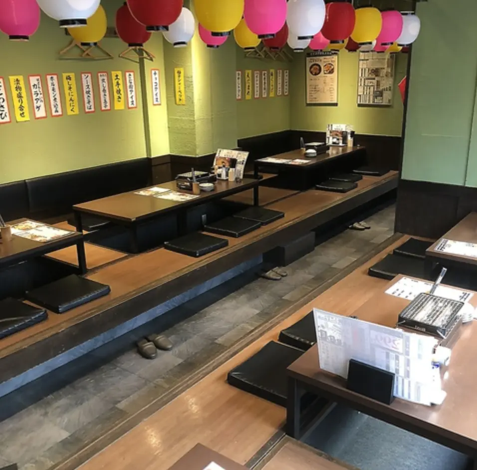 掘りごたつの席が奥に3席、通路挟んで手前に2席ある
天井には赤や黄色、ピンクに白色のたくさんの提灯がかけられている