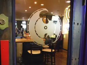 外観から見た店内
