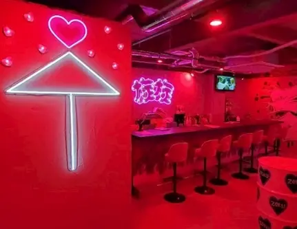 暴走☆喫茶　族族　店内　難波ガールズバー