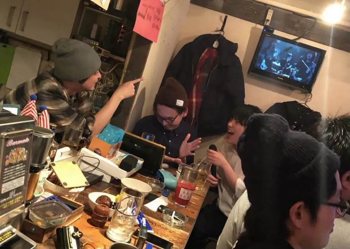 盛り上がる店内