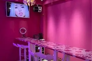 ピンクの店内
