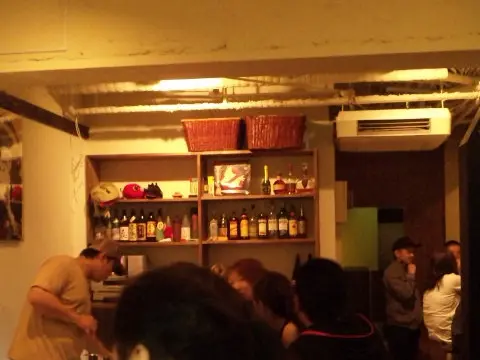 盛り上がっている店内