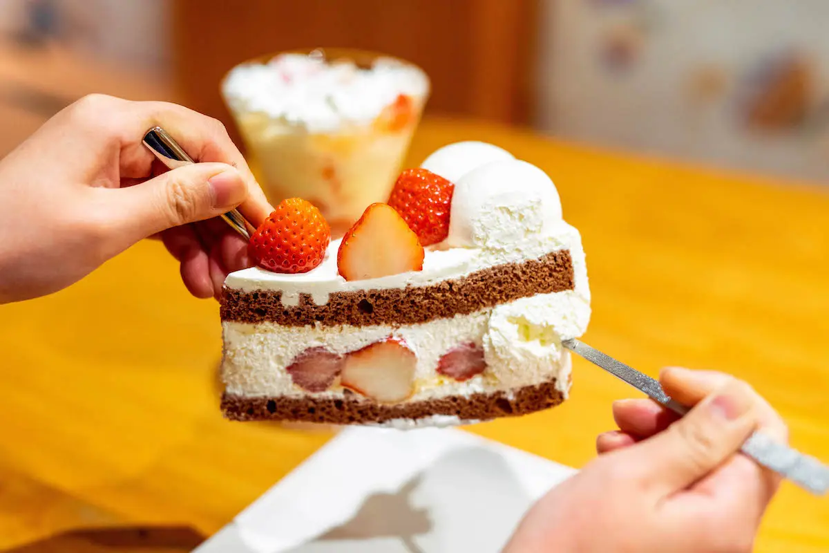 ケーキをパフェに乗せる様子