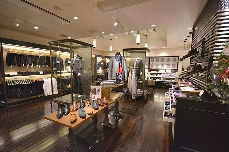 種類豊富なスーツが並ぶ店内