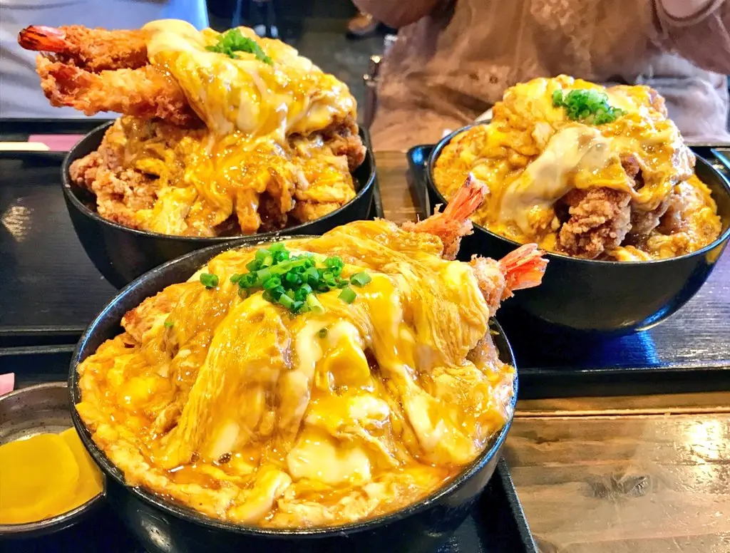 ポミエ　デカ盛り　とろふわ丼
