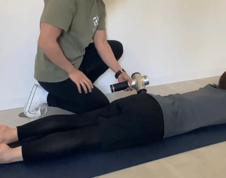 機械で筋肉をほぐす様子