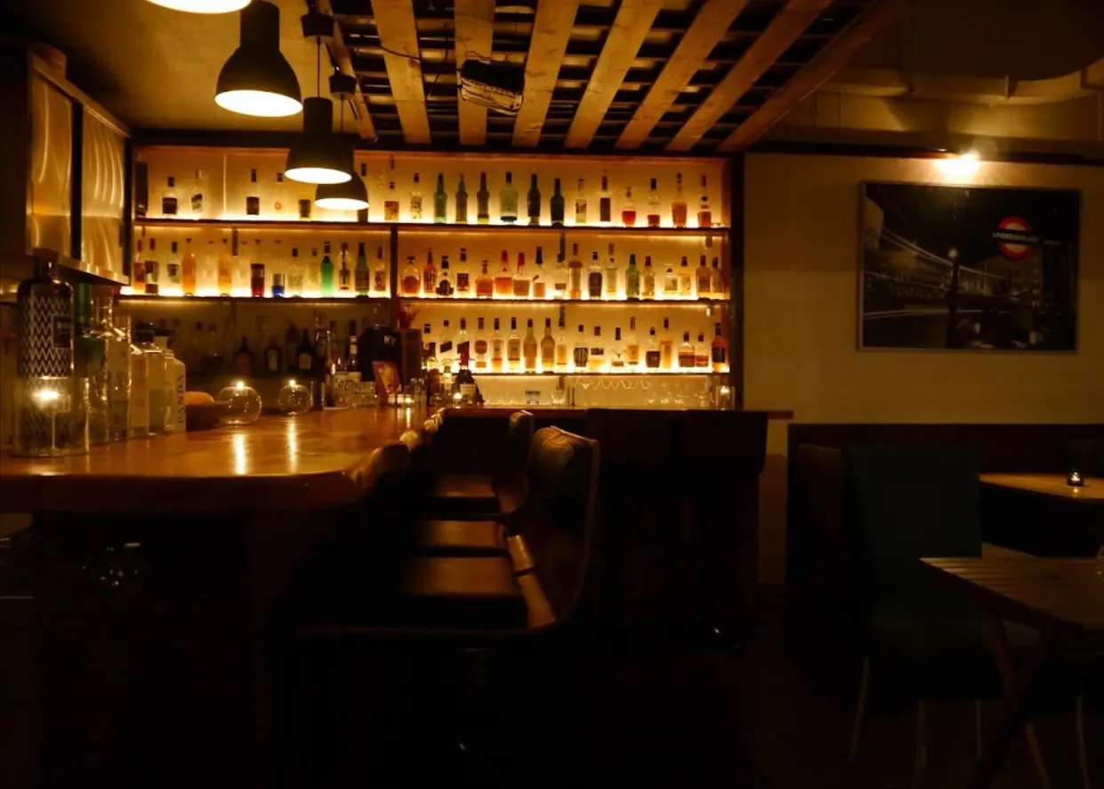 BAR WORKAHOLIC 店内