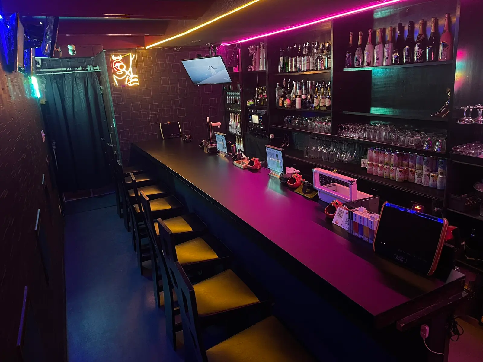√@(るーとえー) ~狂依存症候群~ ミナミメンズコンカフェ 店内