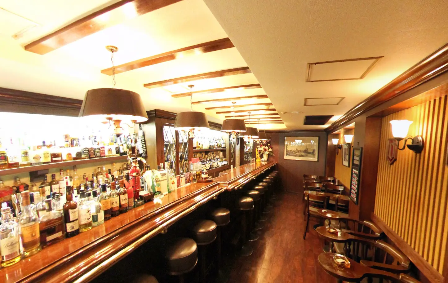 Bar どれすでん 店内